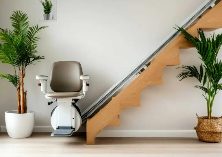 Moderner Sanimed Treppenlift für gerade Treppen – platzsparend & sicher.