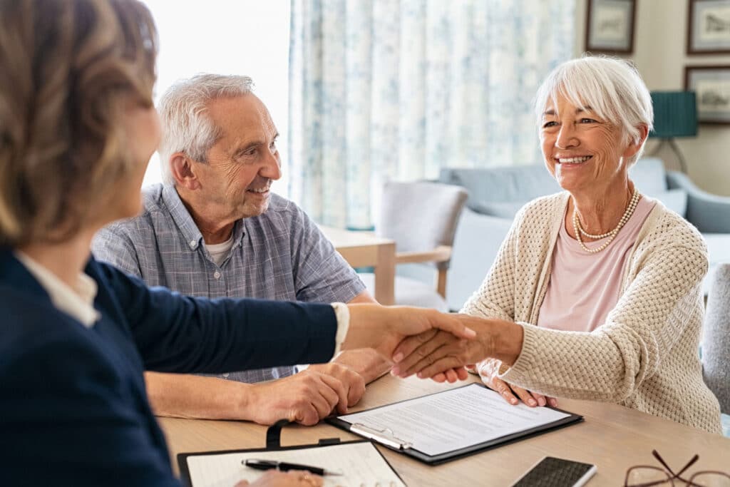 Seniorin freut sich über Ihren neuen Treppenlift, den Sie mit dem Treppenlift-Anbieter-Kosten-Vergleich gefunden hat