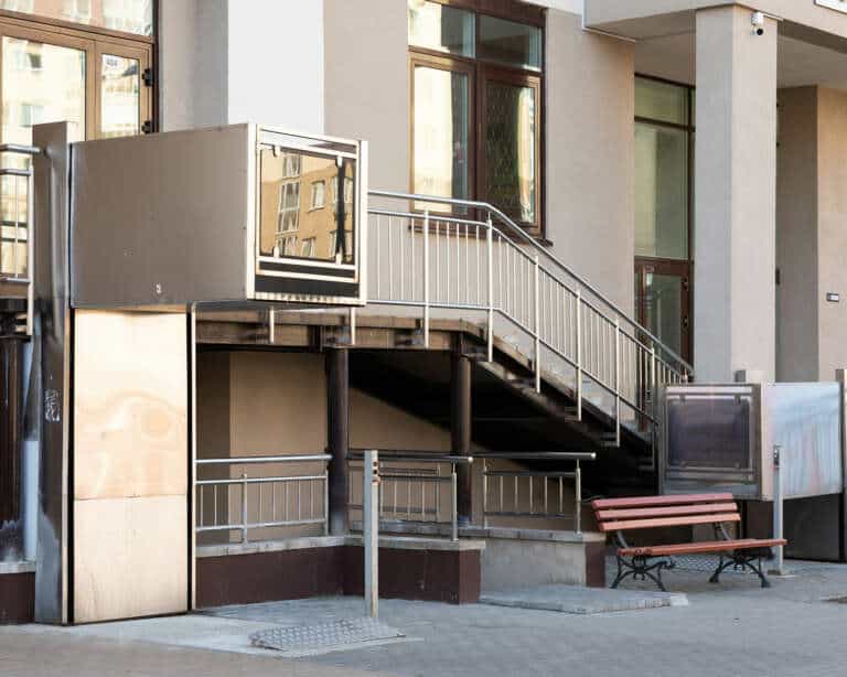 Hublift, Hebelifte für Rollstuhlfahrer: Kosten & Preisvergleich für barrierefreie Mobilität